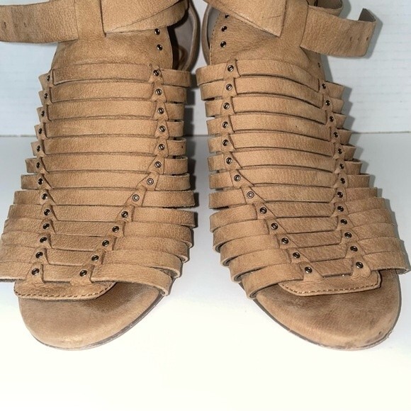 Vince Camuto leather strappy peep toe kitten heel size 7 - Picture 2 of 6